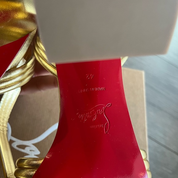 CHRISTIAN LOUBOUTIN
Manola Metallic Sandals size 42 - Picture 10 of 16